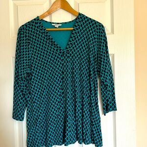 Women’s 3/4 sleeve teal/black geometric design top, size LARGE